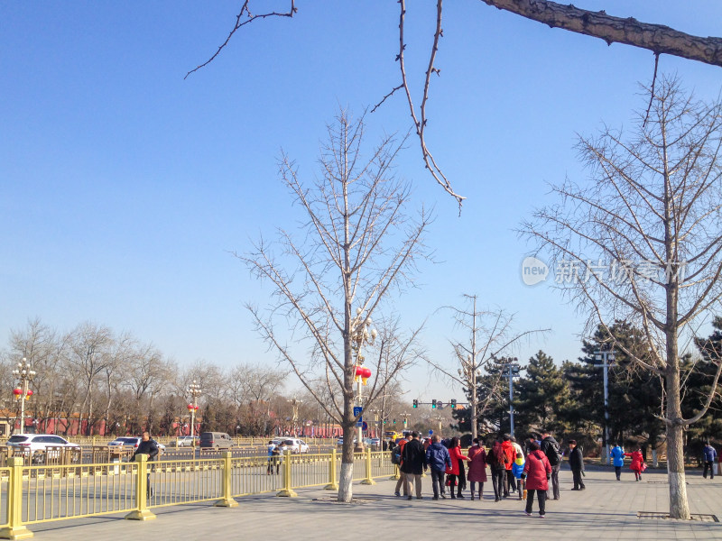 户外街道人群休闲场景