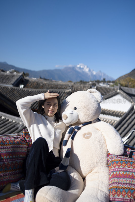 在丽江古城旅行的美女