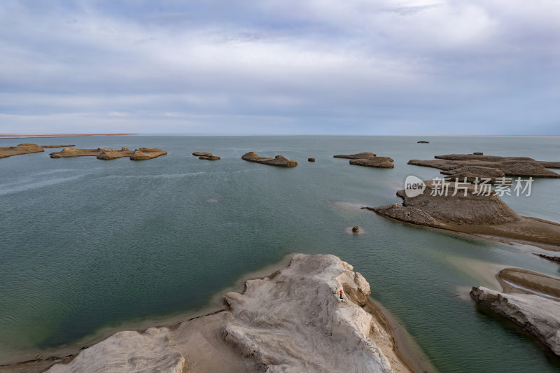 青海海西州乌素特水上雅丹奇异地貌高空航拍