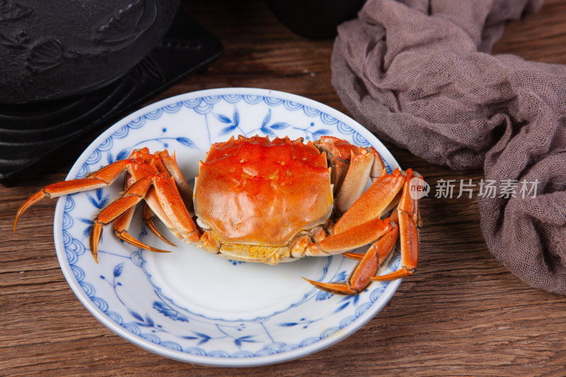 一只蒸好的螃蟹放在盘子里
