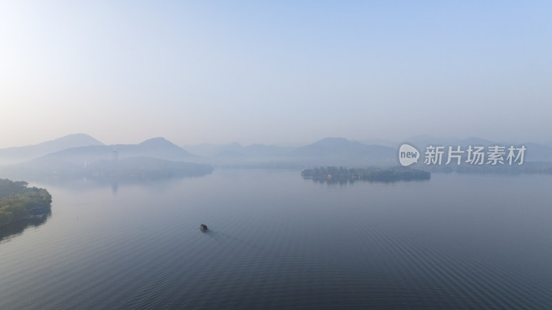 晨雾笼罩下的杭州西湖水墨画般宛如仙境