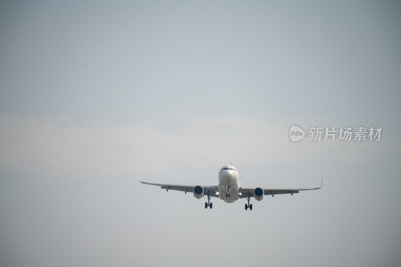 空中飞行的客机特写