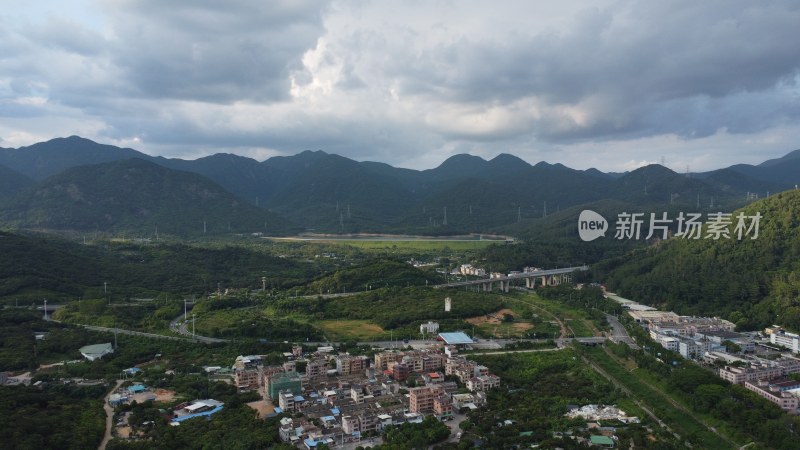 广东东莞：山峰上空密云满布