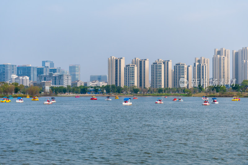 城市湖边的游船景观