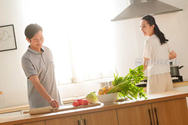 年轻夫妇在厨房做饭