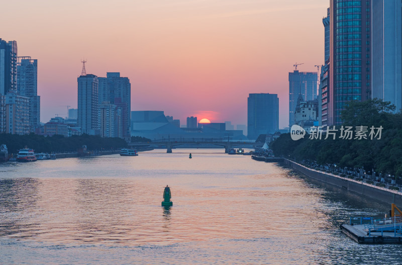 广州珠江岸城市高楼建筑与黄昏夕阳落日