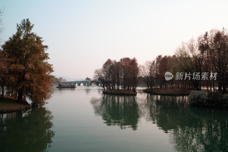 杭州湘湖桥冬天秋天水杉红杉平静的湖面