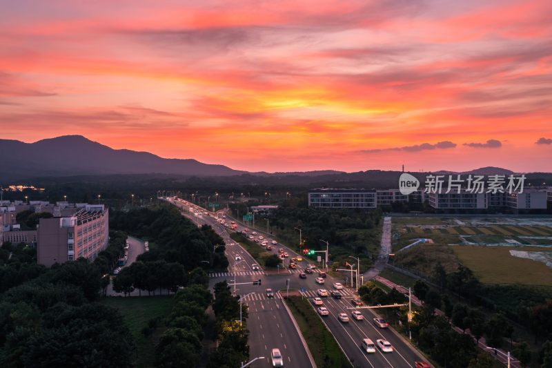 日落时的城市道路与天际线