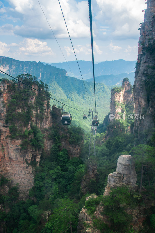 张家界天门山风景区索道云中穿梭