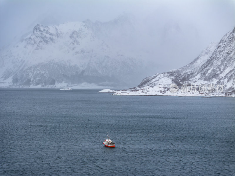 挪威罗弗敦群岛北极圈雷纳冬季雪景高空航拍