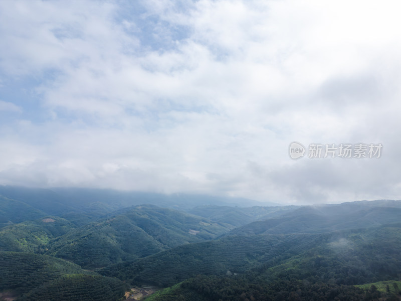 航拍云雾缭绕的山脉自然风光全景