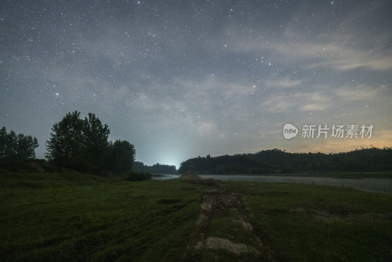 野外草地夜空下的璀璨星河