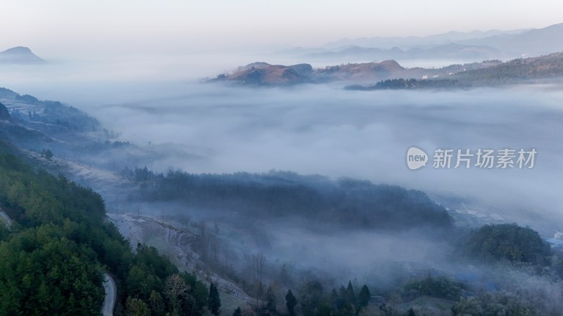 重庆酉阳：雾锁青山村庄靓