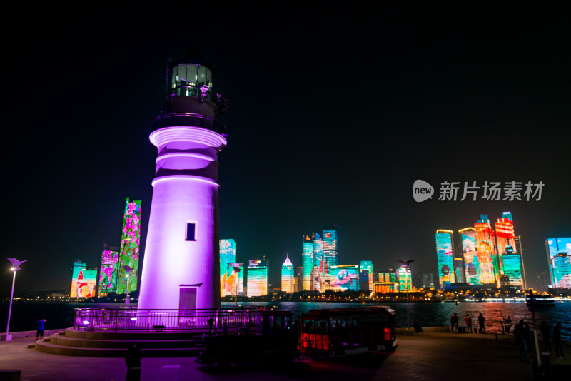 夜晚灯塔与城市灯光秀景观