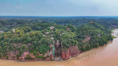 世界上最高的石刻大佛乐山大佛航拍图