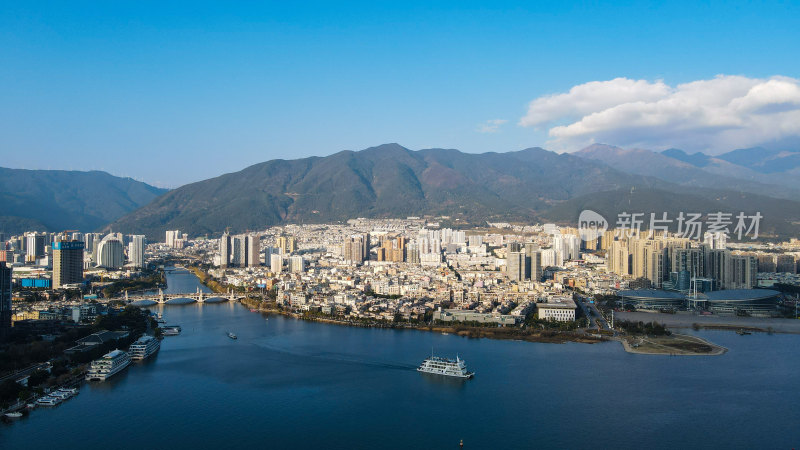 大理苍山脚下洱海边依山傍水的建筑群