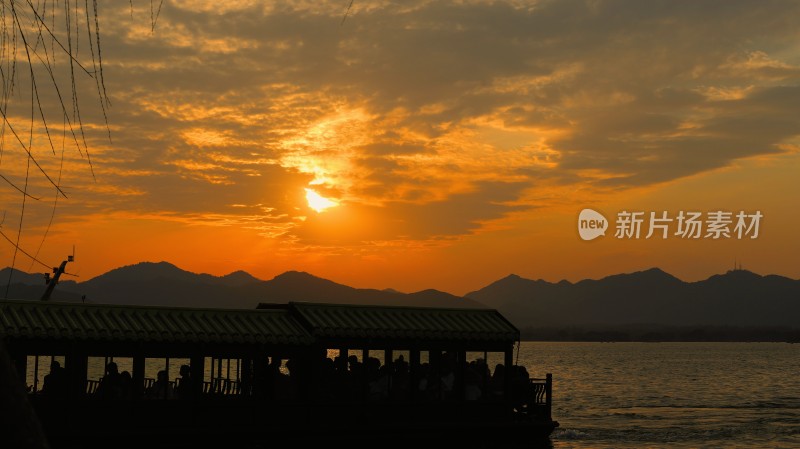 夕阳下湖面游船风景