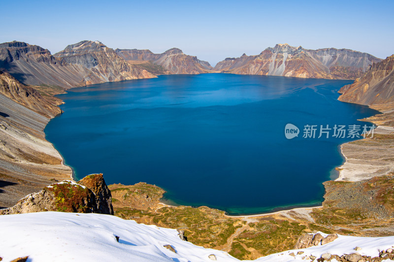 南坡拍摄雪后蓝天下的长白山天池火山湖全貌