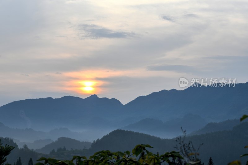 重庆酉阳：“睡佛”下的风景