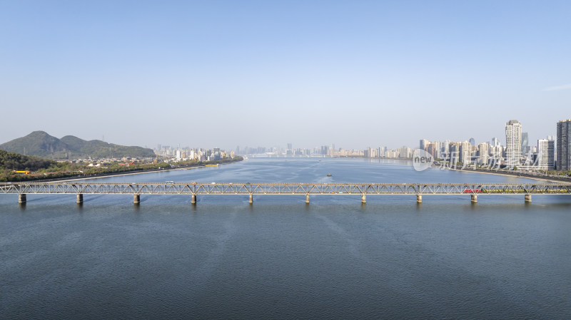 杭州钱塘江大桥上高铁火车行驶