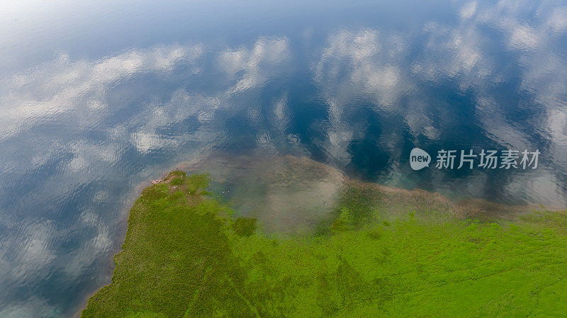 湖泊河流水面倒影绿洲天空云朵自然风景背景