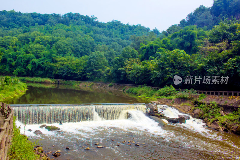 瀑布湖泊溪流风景背景