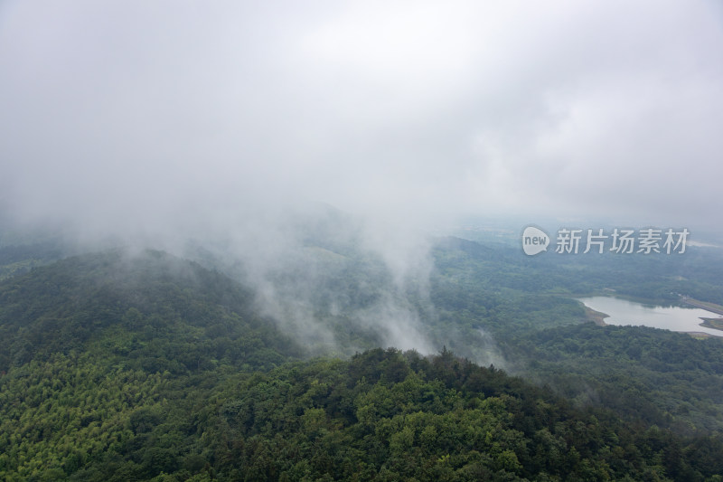 夏季雨后山峰云雾缭绕