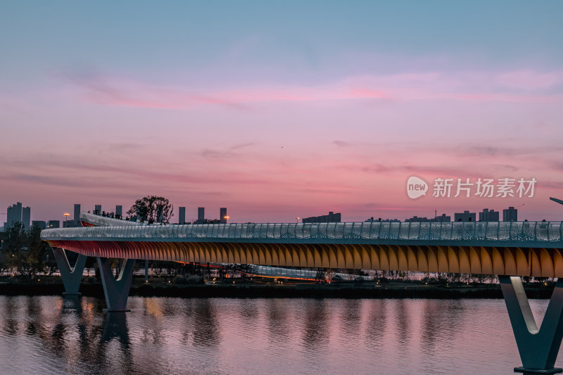黄昏蓝调时刻的西安灞河大桥和彩色晚霞