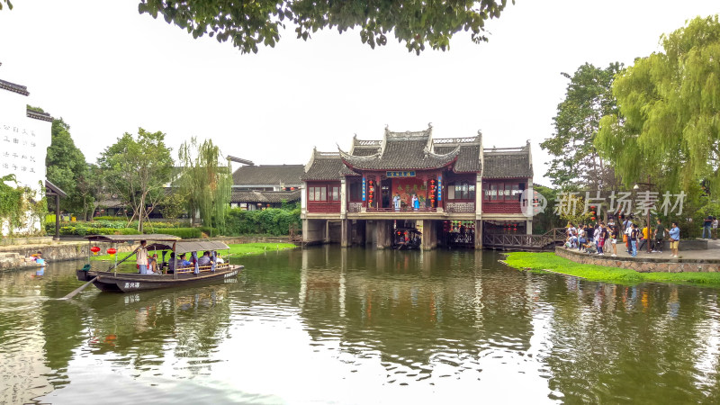 水乡古建筑旁游船游客景象