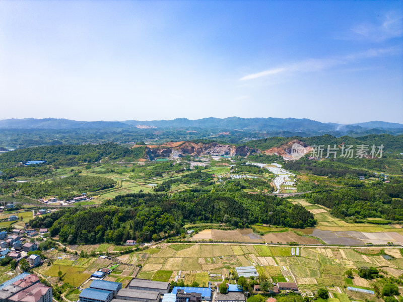 美丽乡村山川丘陵乡村田园农田航拍图