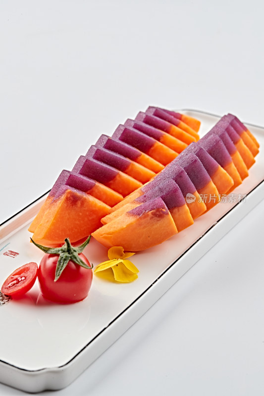 白色长瓷盘装的凉菜紫薯木瓜