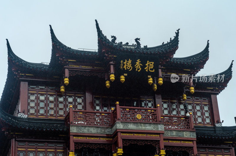 中国上海黄浦区城隍庙的挹秀楼雨景