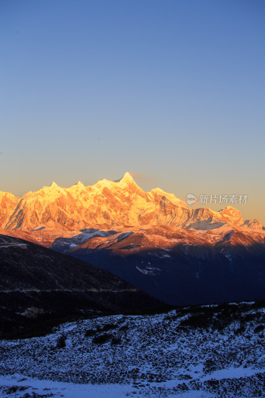 西藏林芝雪景南迦巴瓦峰日照金山雪山夕阳