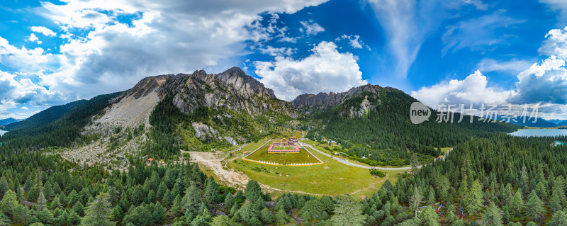 四川甘孜巴塘县措普沟措普寺-全景图