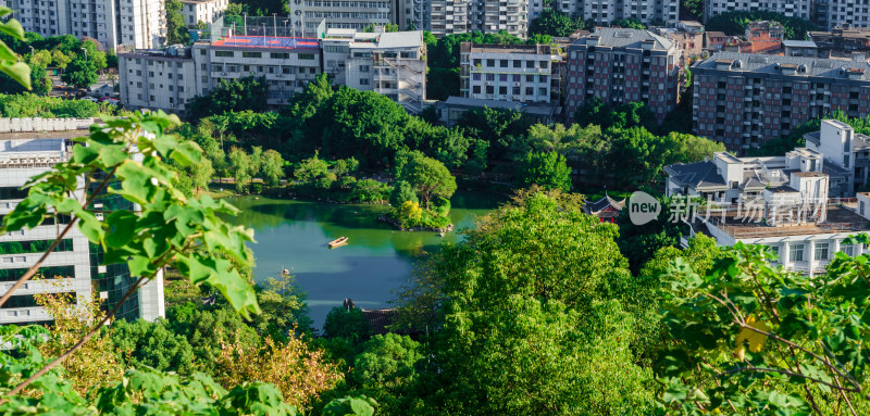 福建省福州市乌山俯瞰城市湖光山色的黎明湖