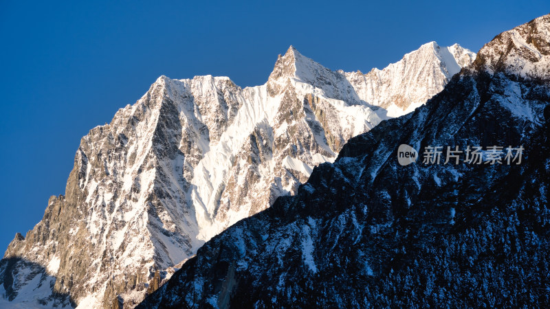 四川甘孜海螺沟景区看到的贡嘎等众多雪山