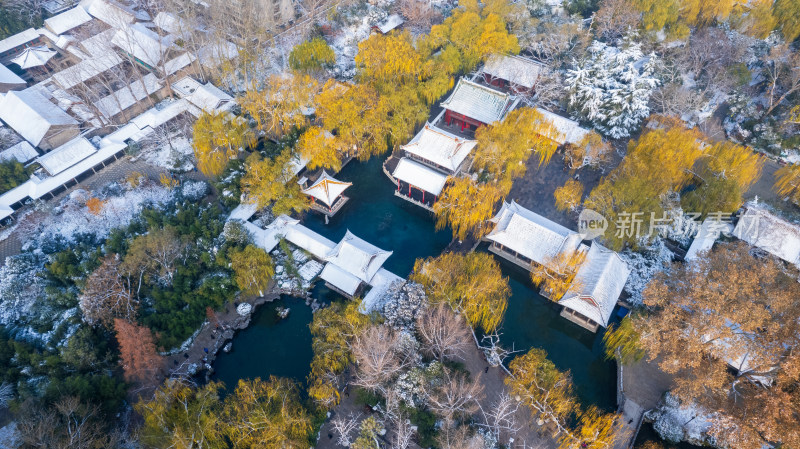 山东济南大明湖趵突泉泉水冬天雾气雪景