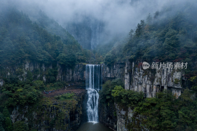 水流汹涌的瀑布