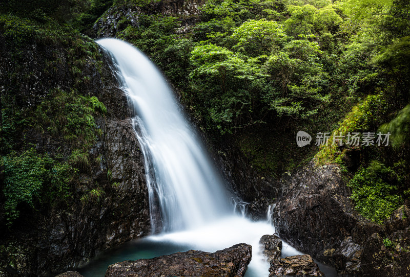 树林岩石山涧山谷瀑布水潭全景实拍