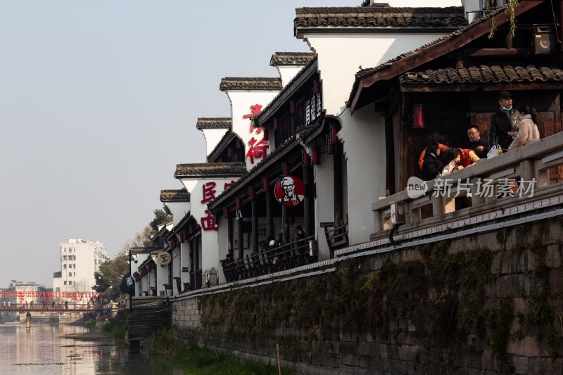 塘栖古镇古桥横跨水面，岸边传统建筑林立