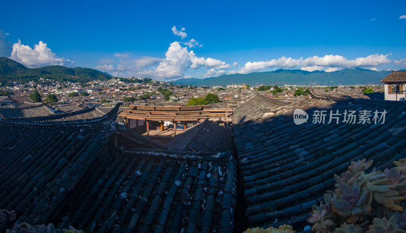 古城镇屋顶与远山全景