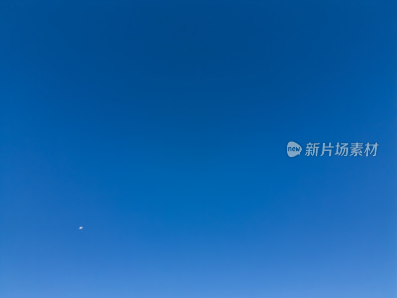 无人机高空航拍纯净的蓝天背景