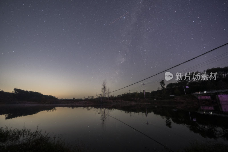 静谧湖水倒映星空夜景