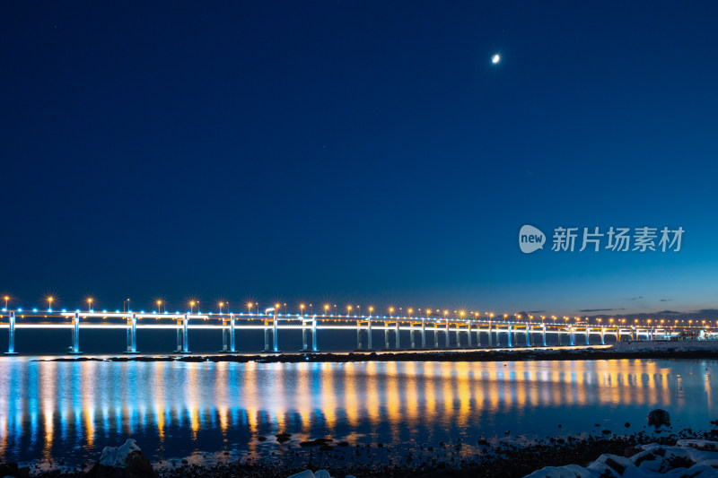 冬季月光下黑石礁公园跨海大桥夜景