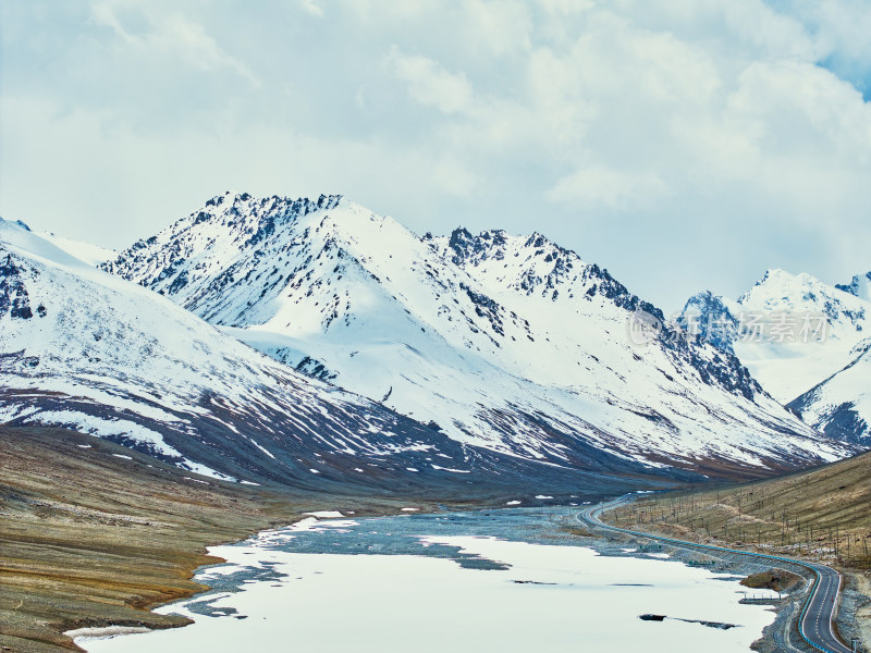 航拍雪山峡谷