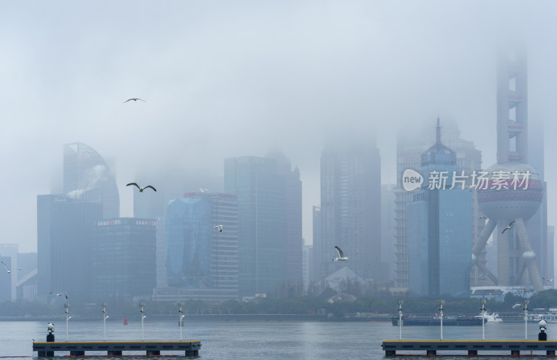 秋天雨雾中的上海外滩