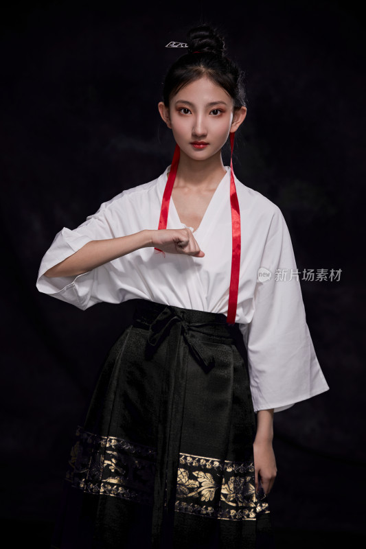 身穿明朝古装汉服的东方少女