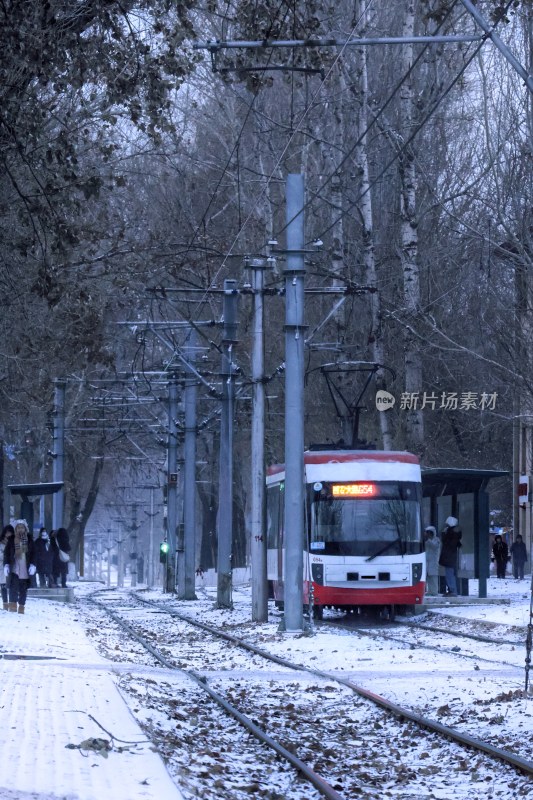 雪天行驶在轨道上的有轨电车