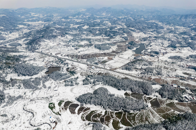 山川丘陵农田冬天雪景航拍图