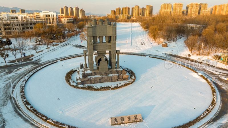 燕山大学积雪环绕的大国重器雕塑的鸟瞰景象